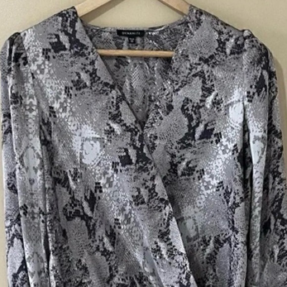 Dynamite| Sexy Silky Snake Print Silver Satin V-Neck Long Sleeve Bodysuit Sz XS - Picture 1 of 6